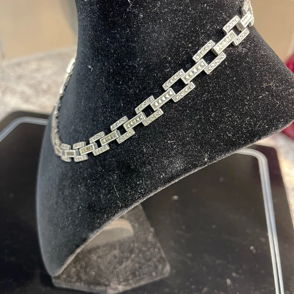 Elegant Sterling Silver 14” Marcasite Tank Track Design Necklace. - Picture 4 of 11
